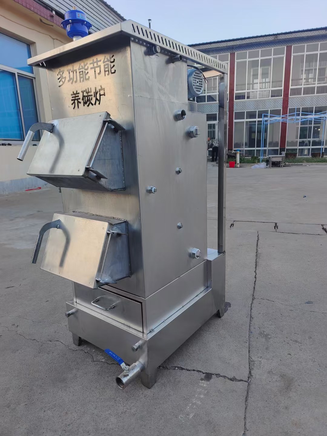 源亚机械多功能节能养炭炉炉仓与清灰结构实拍