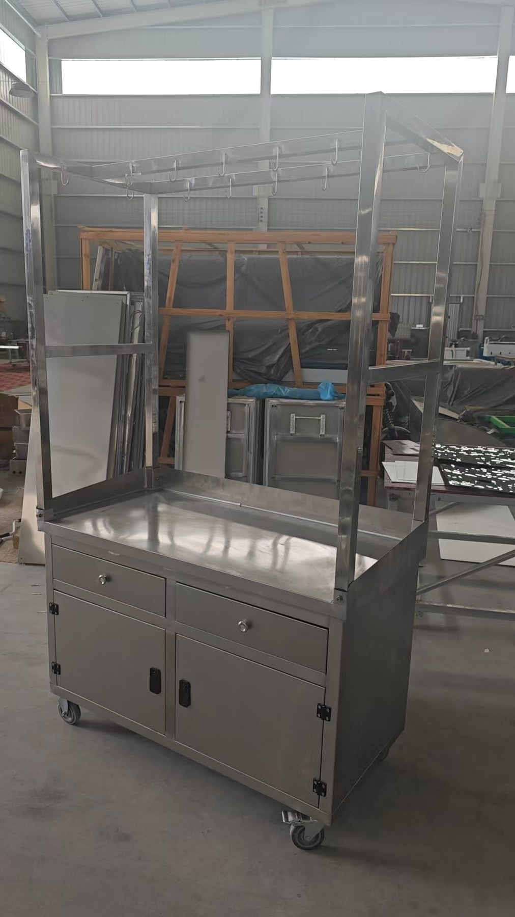 源亚机械不锈钢挂售工作车产品实拍,用于连锁卤味门店标准化工作台内容配图
