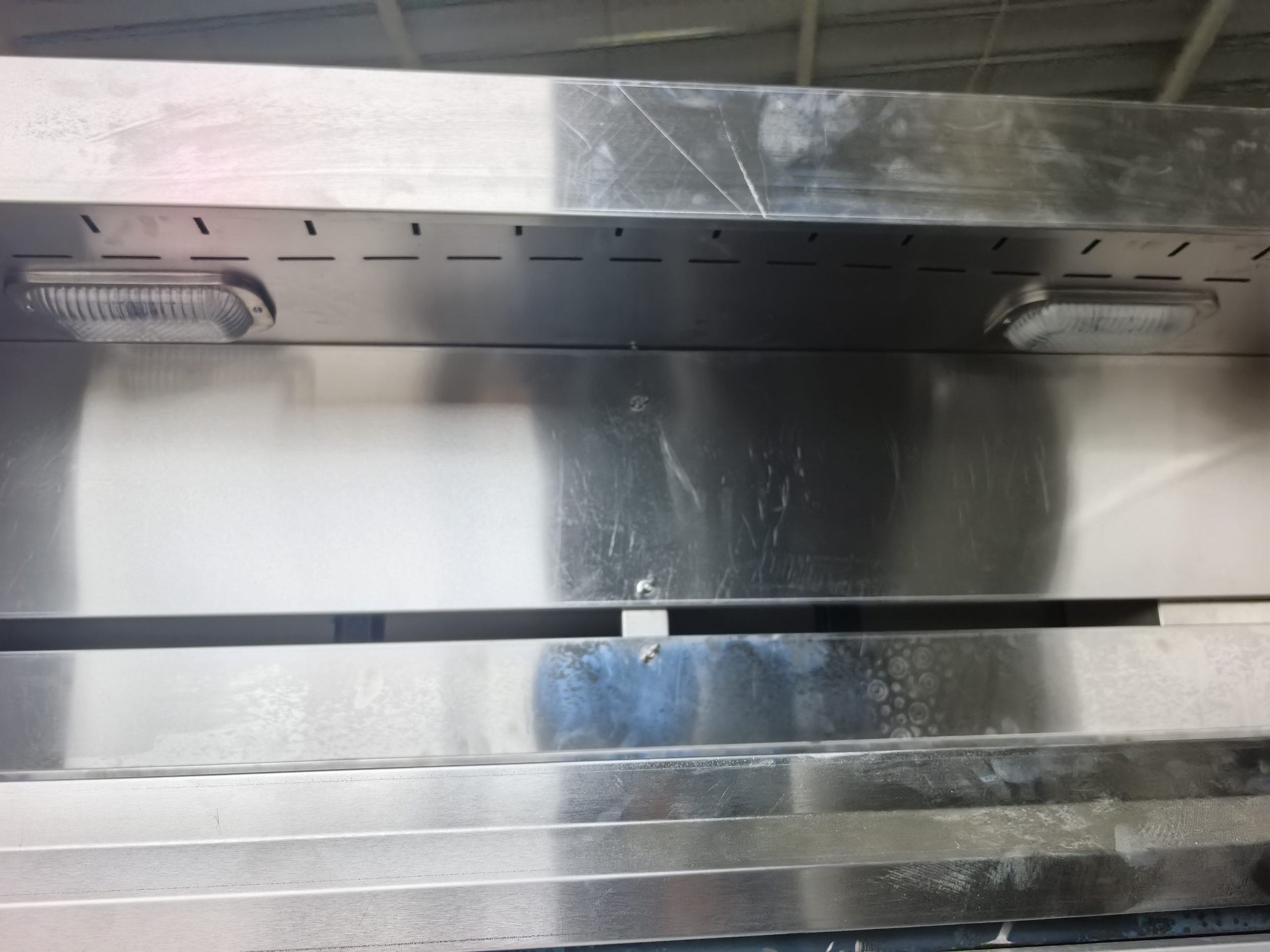 烧烤设备罩体内部照明与通风槽结构